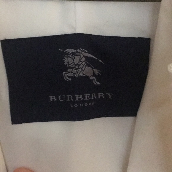 White Burberry raincoat with detachable hood - Picture 5 of 8